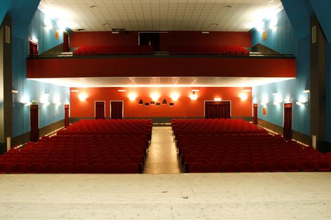 Interno del Cine-Teatro Comunale A. Ferrara